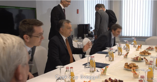 Illustration for article titled Orbán Viktor az éjjel megivott egy üveg bort, mert a felesége nem volt otthon